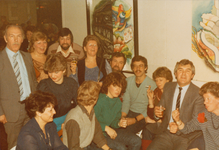863185 Afbeelding van een groep deelnemers aan de grote Wijk C-reünie in 'café de Kouwe Vloer' in parkeergarage ...